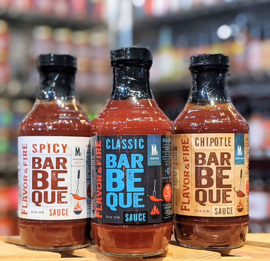 custom labels in short sauce bottles container